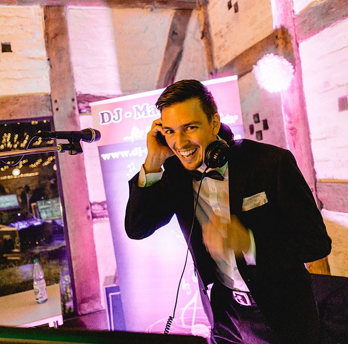 DJ Oldenburg als Discjockey am Party machen auf einer Hochzeit.