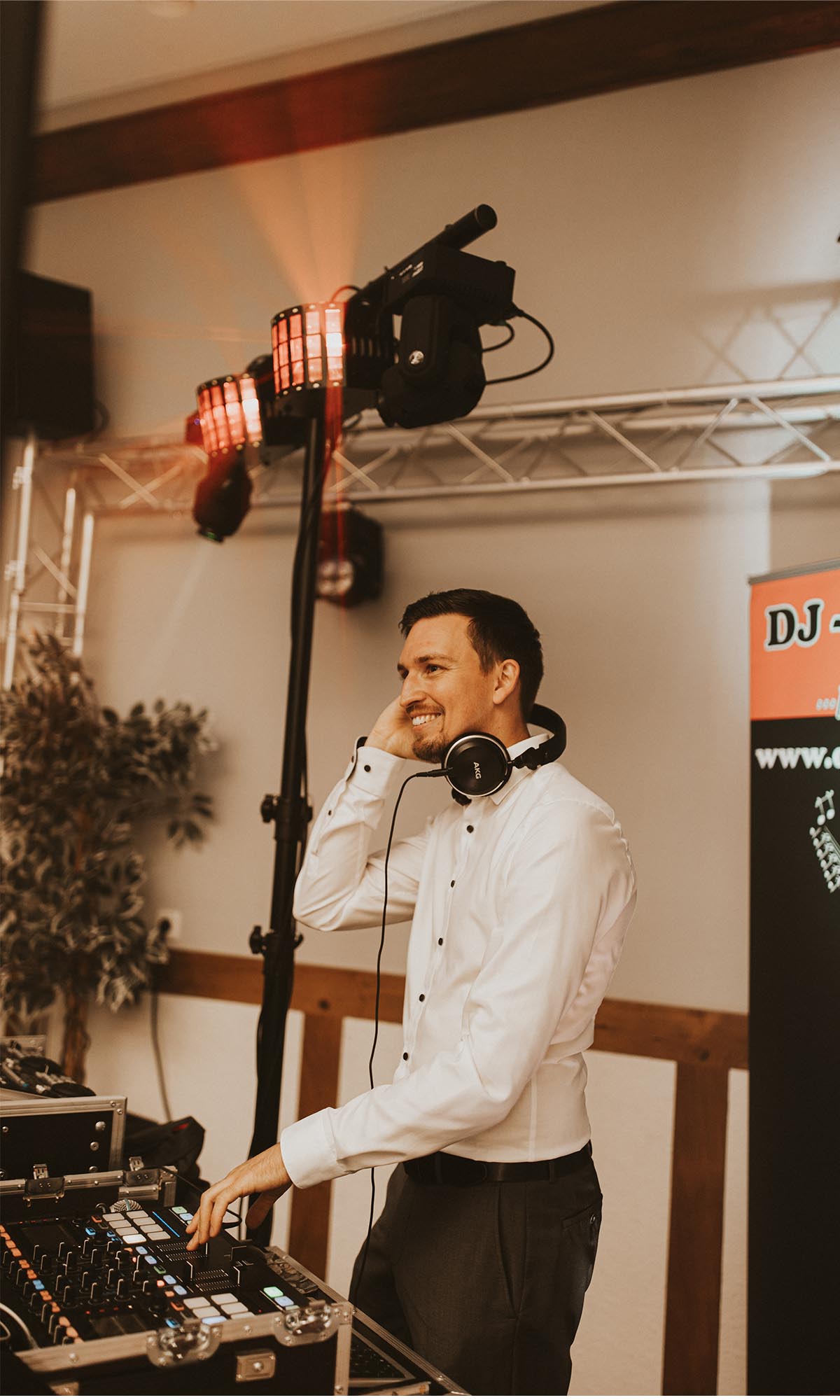 dj-marcel-smile-to-audience
